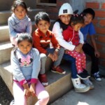 Flere barn satt i trappa utenfor på grunn av plassmangel inne